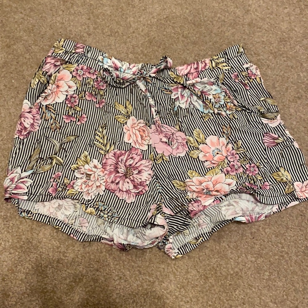 Flowered shorts WITH POCKETS